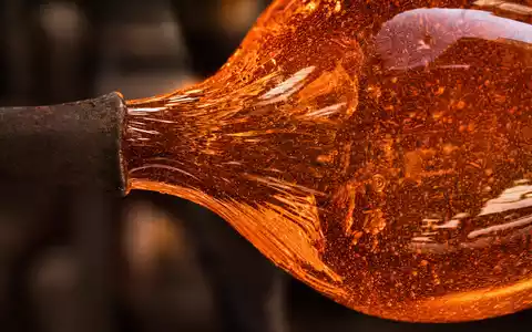 Verallia SA (ISIN FR0013506730) verarbeitet geschmolzenes Glas, hier als eindrucksvolle Makroaufnahme mit orange glühender Textur - Foto: THN