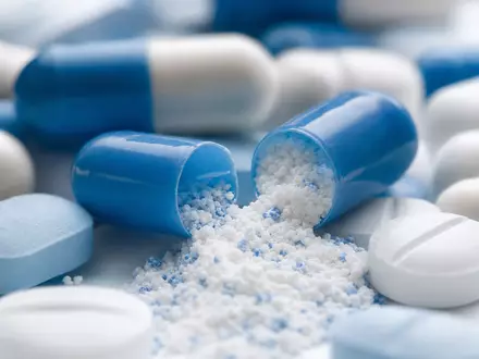 Bristol-Myers Squibb US1078421011 extreme Makro-Detailaufnahme blauer pharmazeutischer Kapseln und Tabletten in Nahaufnahme - Foto: THN