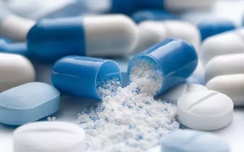 Bristol-Myers Squibb US1078421011 extreme Makro-Detailaufnahme blauer pharmazeutischer Kapseln und Tabletten in Nahaufnahme - Foto: THN