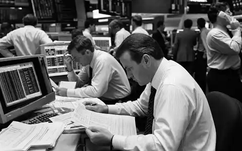 Broadridge Financial US1143401024 dokumentarische Schwarzweiss Aufnahme eines Post Trade Settlement Analysten am Handelsparkett - Foto: THN