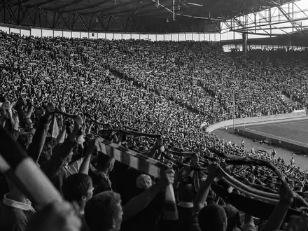 Borussia Dortmund DE0005493092 dokumentarische Reportage einer vollbesetzten TribĂŒne mit jubelnden Fans und Schals - Foto: THN