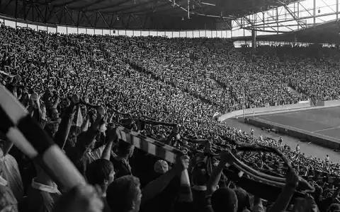 Borussia Dortmund DE0005493092 dokumentarische Reportage einer vollbesetzten Tribüne mit jubelnden Fans und Schals - Foto: THN