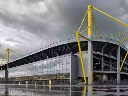 Borussia Dortmund DE0005493092 Architektur Render des modernen Stadiongebäudes mit gelben Stahlmasten bei bewölktem Himmel - Foto: THN