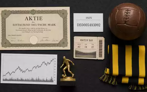 Borussia Dortmund DE0005493092 Flatlay mit Aktienzertifikat ISIN Karte Fußball und gelb schwarzem Schal - Foto: THN