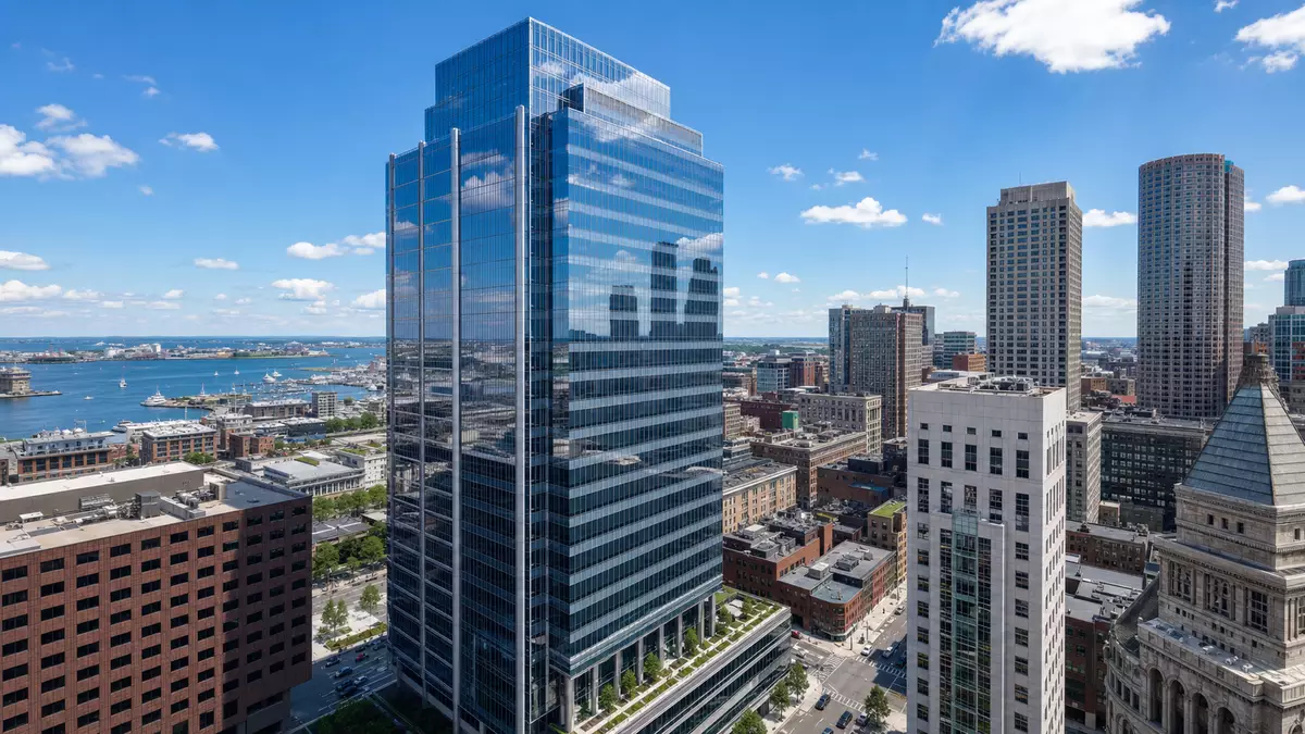 Fotorealistischer Glasturm im Bostoner Finanzviertel, Hafenpanorama im Hintergrund