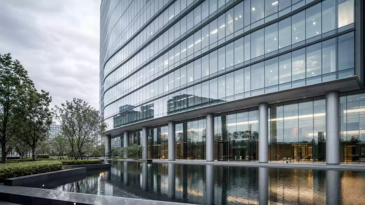 Architektonisches 3D-Render eines geschwungenen Glas-Bürohochhauses mit Wasserspiegelanlage