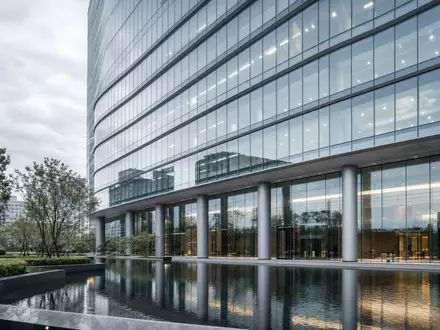 Boston Properties US1011371077 präsentiert ein zeitgenössisches Architektur-Render eines Hochhauses mit urbanem Wasserspiegelplatz - Foto: THN