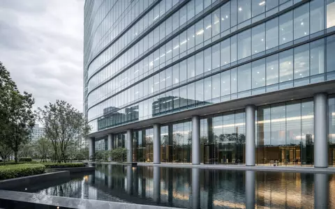 Boston Properties US1011371077 präsentiert ein zeitgenössisches Architektur-Render eines Hochhauses mit urbanem Wasserspiegelplatz - Foto: THN