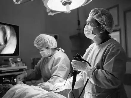 Boston Scientific Corp. Endoskopie-Eingriff im Operationssaal als dokumentarische Schwarzweiß-Reportageaufnahme, ISIN US10117L1017, festgehalten - Foto: THN