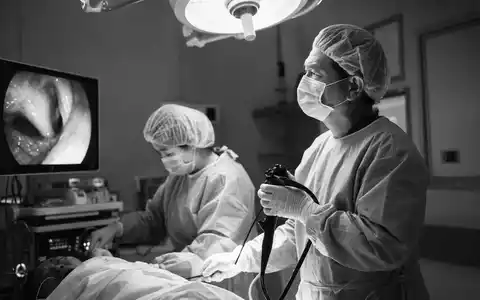 Boston Scientific Corp. Endoskopie-Eingriff im Operationssaal als dokumentarische Schwarzweiß-Reportageaufnahme, ISIN US10117L1017, festgehalten - Foto: THN