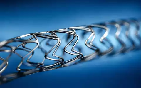 Boston Scientific Corp. Nitinol-Koronarstent in extremer Makroaufnahme mit Gittermuster auf blauem Hintergrund, ISIN US10117L1017 - Foto: THN