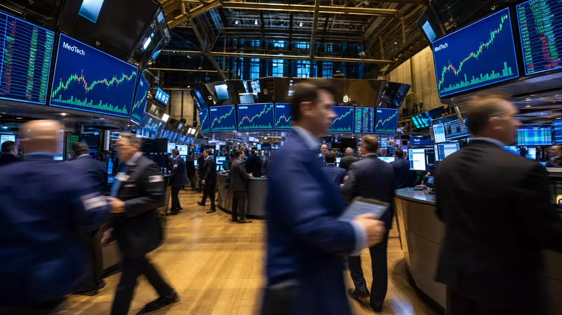 Redaktionelles Foto des NYSE-Handelssaals mit MedTech-Kurscharts und Händlern in Bewegungsunschärfe