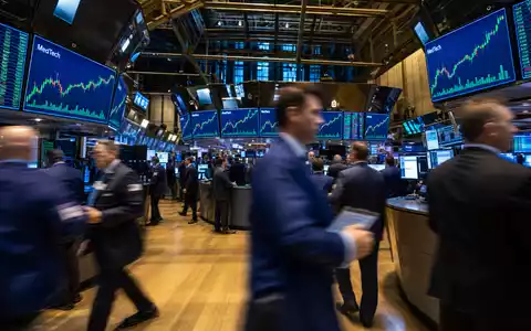 Boston Scientific Corp. NYSE-Handelssaal mit MedTech-Sektorcharts auf Großbildschirmen im redaktionellen Foto, ISIN US10117L1017 - Foto: THN