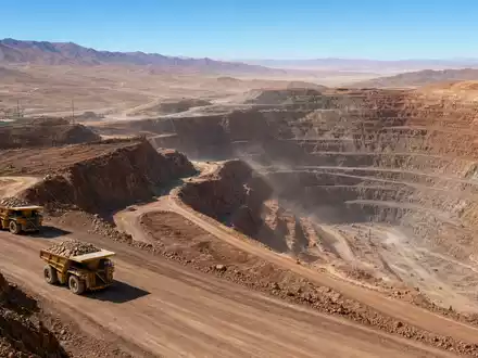 Fotorealistische Kupfermine in der Atacama-Wüste Chiles zeigt Antofagasta plc GB0000456144 typische Tagebau-Fördertechnik eindrucksvoll - Foto: THN
