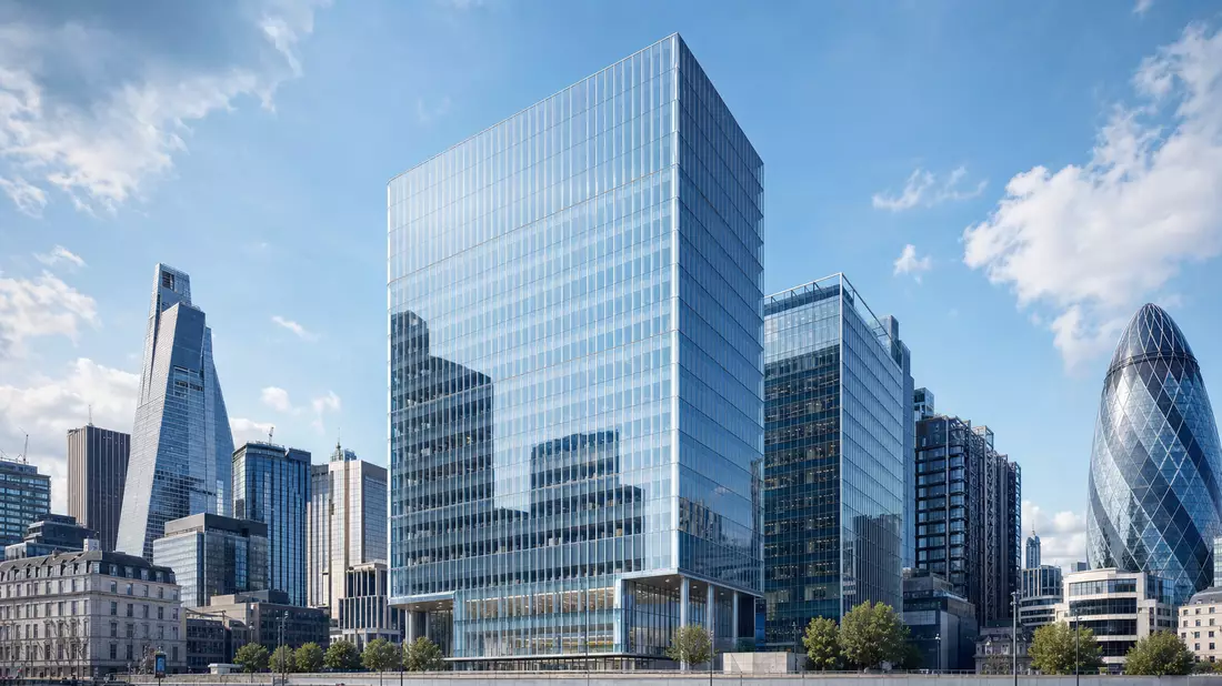 Moderner Glas-Bürowolkenkratzer inmitten der Skyline im Finanzviertel von London