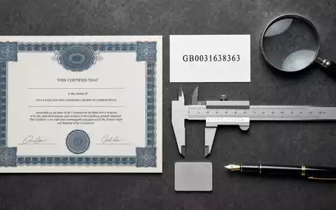 Intertek Group plc GB0031638363 präsentiert als Flatlay mit Aktienzertifikat, ISIN-Karte und Präzisionsmessinstrumenten auf Schreibtisch - Foto: THN