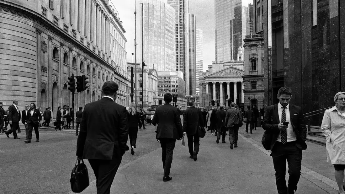 Schwarzweißaufnahme von Berufspendlern in Londons historischem Finanzviertel