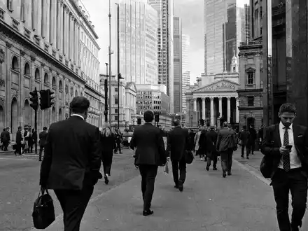 Schwarzweiß-Reportage aus Londons Finanzdistrikt illustriert Schroders plc, ISIN GB0007958233, Symbolbild für Vermögensverwaltung - Foto: THN