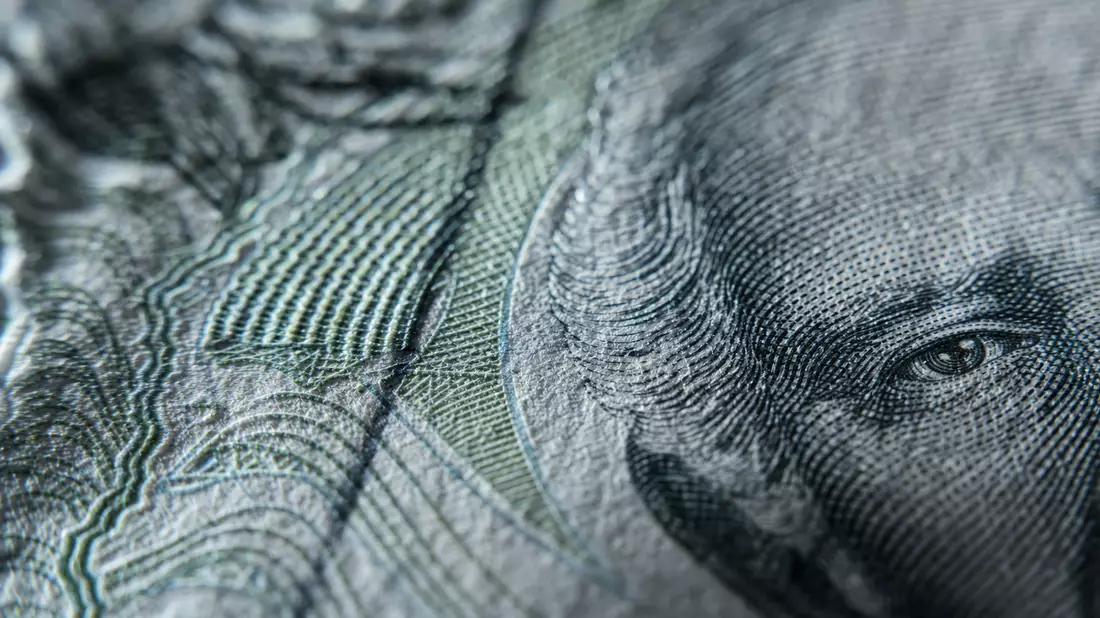 Extreme Nahaufnahme feiner Liniendruckmuster einer Banknote in Grüntönen