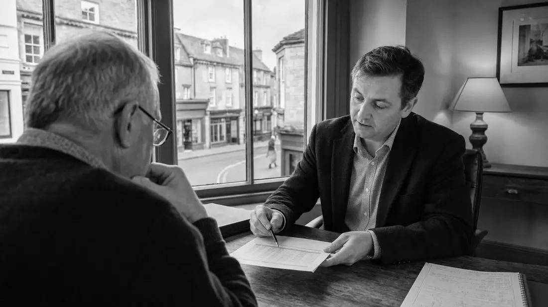 Dokumentarische Schwarzweiß-Fotografie einer Finanzberatung in einem Büro in Cirencester