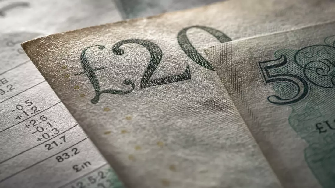 Makrofotografie einer Nahaufnahme von Banknoten und Finanzdokumenten mit feiner Textur