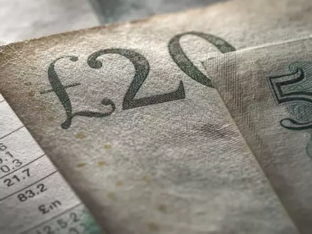 St. James's Place plc GB0007669376 in Makroaufnahme: Nahaufnahme von Banknoten und Finanzdokumenten mit Textur - Foto: THN