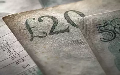St. James's Place plc GB0007669376 in Makroaufnahme: Nahaufnahme von Banknoten und Finanzdokumenten mit Textur - Foto: THN
