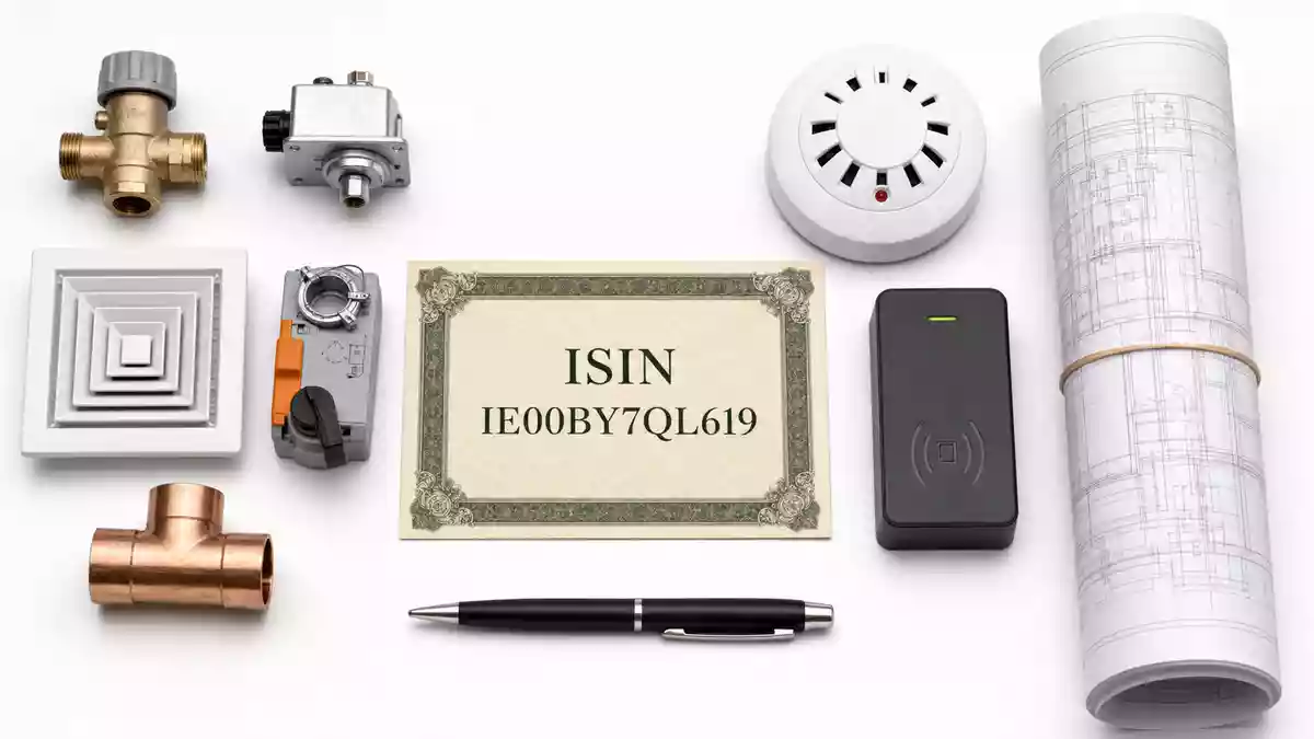 Flatlay mit ISIN-Karte IE00BY7QL619, Kupferrohr, Brandmelder, Sicherheitsleser und Blaupause