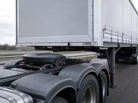 JOST Werke SE DE000JST4000 zeigt Sattelkupplung und Stützwinde eines Nutzfahrzeugs auf Autobahn - Foto: THN