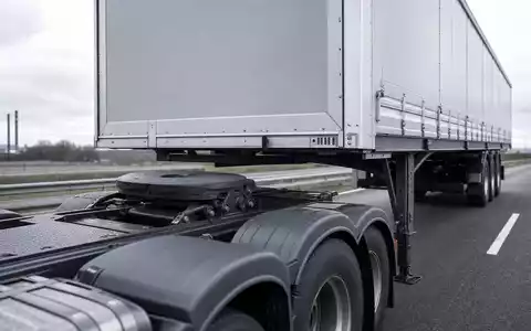JOST Werke SE DE000JST4000 zeigt Sattelkupplung und Stützwinde eines Nutzfahrzeugs auf Autobahn - Foto: THN