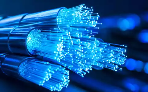 Extreme Makroaufnahme leuchtender Glasfaserkabel zeigt die Kerntechnologie des Netzwerkanbieters Juniper Networks US48203R1041 - Foto: THN