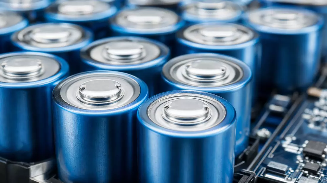 Makro-Detailaufnahme blauer Lithium-Ionen-Batteriezellen für industrielle Anwendungen