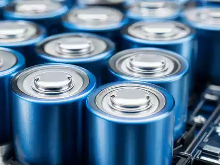 Jungheinrich AG (Vz.) DE0006219934 Makroaufnahme zylindrischer blauer Lithium-Ionen-Batteriezellen als zentrale Energietechnologie der Intralogistik - Foto: THN