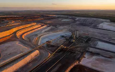 K+S AG Kalibergwerk DE000KSAG888 aus der Vogelperspektive bei goldenem Abendlicht mit Förderbändern und Abraumhalden - Foto: THN