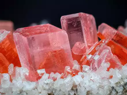 K+S AG Rohstoff DE000KSAG888 als extreme Makroaufnahme von rosa Kaliumchlorid-Kristallen mit spektakulÀrer Lichtbrechung - Foto: THN