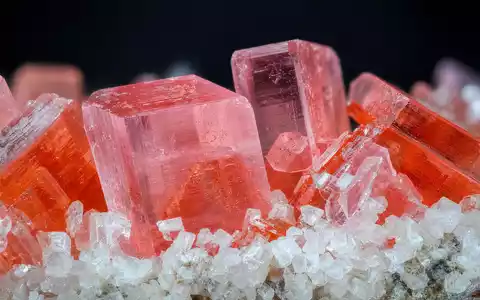 K+S AG Rohstoff DE000KSAG888 als extreme Makroaufnahme von rosa Kaliumchlorid-Kristallen mit spektakulärer Lichtbrechung - Foto: THN