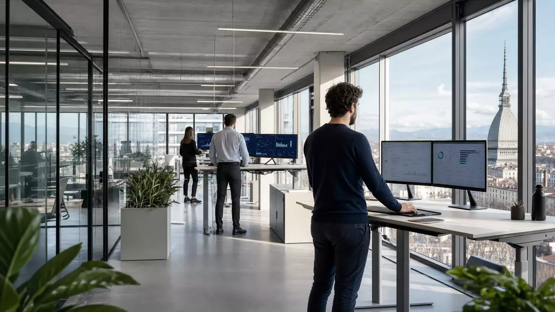 Modernes Großraumbüro mit IT-Beratern an Monitoren, Skyline im Hintergrund