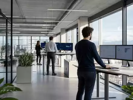 Fotorealistisches Bild zeigt IT-Beratungsbüro von Reply S.p.A., ISIN IT0005282865, mit Beratern an Dashboards - Foto: THN