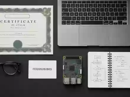 Flatlay-Arrangement mit Aktienzertifikat und ISIN-Karte IT0005282865 symbolisiert Investment in Reply S.p.A., ergänzt durch IT-Utensilien - Foto: THN