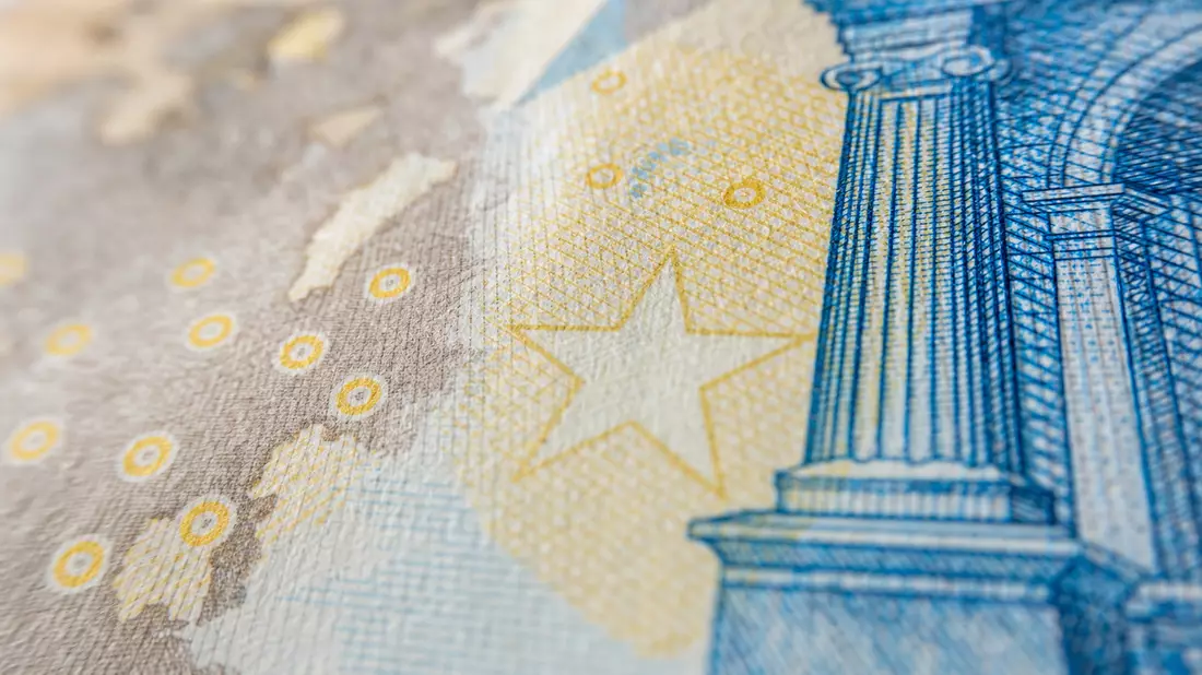 Extreme Nahaufnahme der Struktur und Sicherheitsmerkmale einer Euro-Banknote, Symbolbild