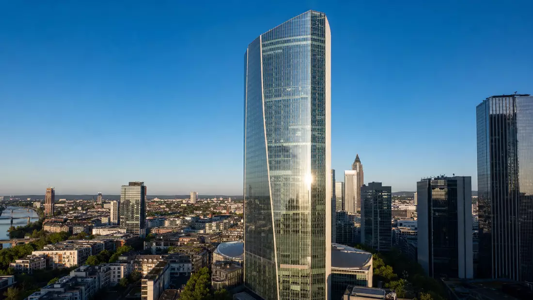 Fotorealistischer Büroturm im Frankfurter Bankenviertel als Standort der Immobilienfinanzierung