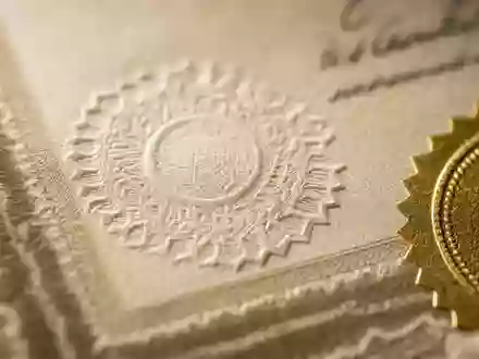 Deutsche Pfandbriefbank Pfandbrief DE0008019001 Makrodetail eines geprägten Wertpapierdokuments mit goldenem Siegel auf feinem Büttenpapier - Foto: THN