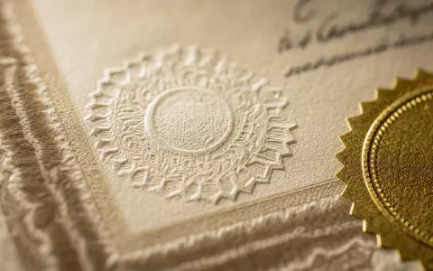 Deutsche Pfandbriefbank Pfandbrief DE0008019001 Makrodetail eines geprägten Wertpapierdokuments mit goldenem Siegel auf feinem Büttenpapier - Foto: THN