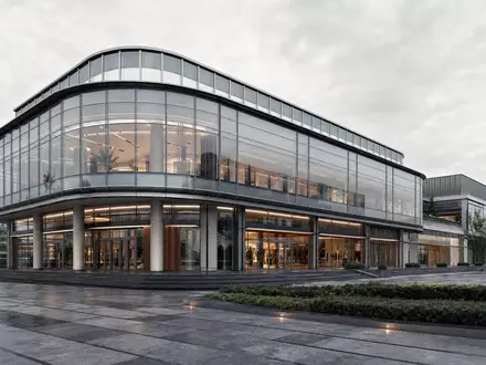 Deutsche EuroShop DE0007480204 – CGI-Architekturrender eines modernen Einkaufszentrums mit Glasfassade und Platzgestaltung - Foto: THN