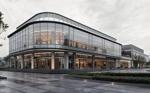 Deutsche EuroShop DE0007480204 – CGI-Architekturrender eines modernen Einkaufszentrums mit Glasfassade und Platzgestaltung - Foto: THN