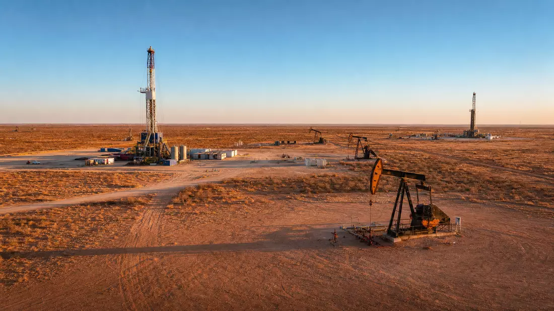 Fotorealistische Luftaufnahme eines Ölfelds im Permian Basin, West Texas