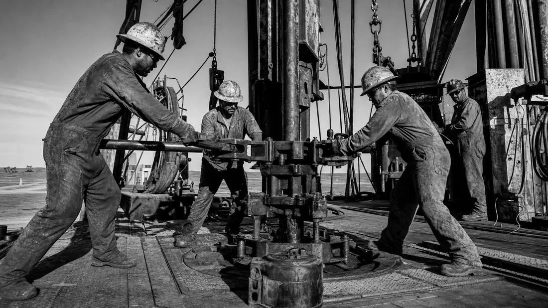 Schwarz-Weiß-Reportage von Ölfeld-Arbeitern auf einer Bohrinsel in West Texas
