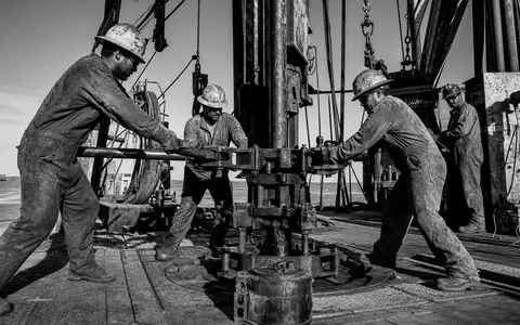 Diamondback Energy US25278X1090 Arbeiter auf Bohrinsel bei schwerem Einsatz auf der Plattform Texas - Foto: THN