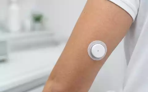 Dexcom Inc. zeigt fotorealistischen CGM-Sensor am Unterarm für Anleger mit ISIN US2521311074 Medizintechnik - Foto: THN