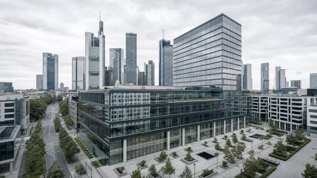 Architektur-CGI-Render modernes Glas-Stahl-Hochhaus im Frankfurter Bankenviertel